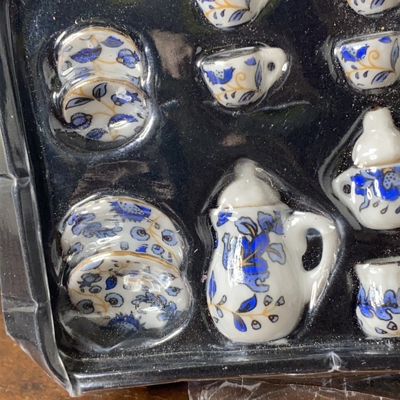 - Vintage Miniature Ceramic Victorian Dollhouse Blue & White Kitchen Dish Set - Picture 2 of 4